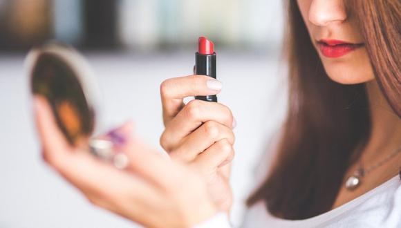 De septiembre del 2018 a septiembre del 2019, el consumo de maquillaje para boca ha disminuido en 2.9%. (Foto: Pixabay)