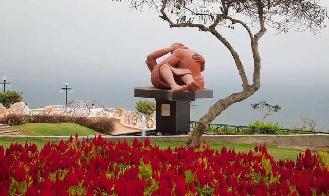 EL PARQUE DEL AMOR. El también mirador se encuentra frente al Océano Pacífico. En este lugar encontrarás la escultura ‘El Beso’, la cual cuenta con 12 metros de largo y 3 de alto. En ella se puede observar a una pareja de enamorados abrazándose. Si vas ac