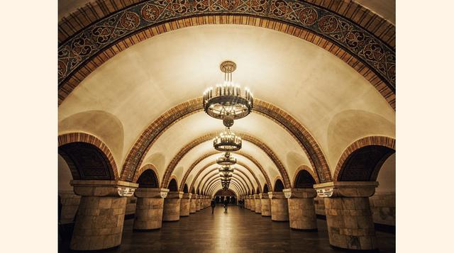 17. La Zoloti Vorota en Kiev, Ucrania, fue creada por una serie de artistas que llenaron la estación con intrincados mosaicos a lo largo de sus columnas y superficies. También cuenta con lámparas de araña con luces en forma de velas para crear un espacio 