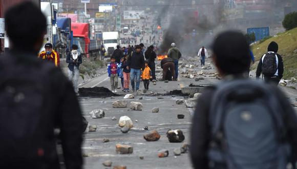 Vista general de la carretera Arequipa-Puno bloqueada por piedras y escombros por las protestas. (Foto: EFE)