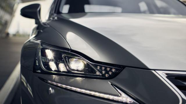 Cuenta con unos renovados faros posteriores muchos más angulares, luces DRL curvas y un novedoso limpia parabrisas que permite al conductor tener mayor visibilidad y así aumentar la seguridad del vehículo.