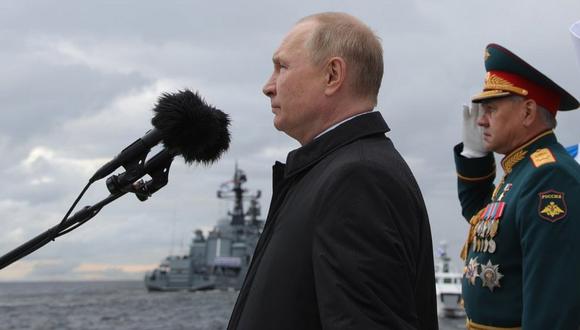 El presidente Putin y el ministro de Defensa, Sergei Shoigu (der.) pasaron revista a los buques de guerra en San Petersburgo.