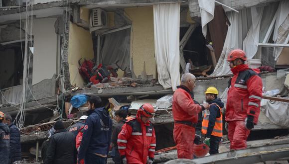 Rescatistas y voluntarios realizan operaciones de búsqueda y rescate entre los escombros de un edificio derrumbado, en Diyarbakir el 6 de febrero de 2023, después de que un terremoto de magnitud 7.8 azotara el sureste del país. (Foto: ILYAS AKENGIN / AFP)