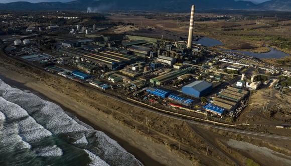 Vista aérea de la fundición de cobre de la empresa Codelco en Puchuncaví, región de Valparaíso, Chile, el 23 de junio de 2022. (Foto de JAVIER TORRES / AFP)