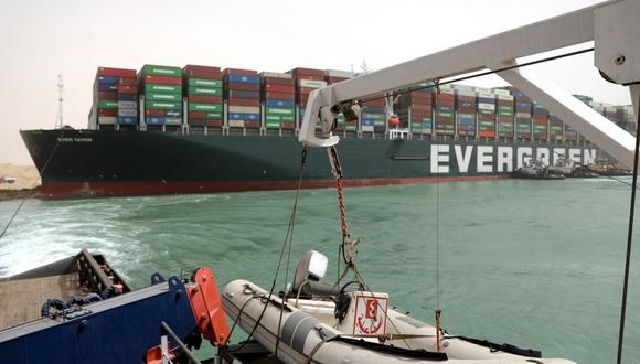 Desde el miércoles, la Autoridad Egipcia del Canal de Suez (SCA) intenta liberar el buque de 220,000 toneladas, con una eslora equivalente a cuatro campos de fútbol, atascado en la parte sur del canal, a pocos kilómetros de la ciudad de Suez. (Foto: EFE/EPA/SUEZ CANAL AUTHORITY).