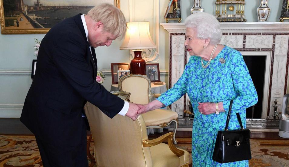 Imagen de Boris Johnson y la reina Isabel II el pasado 24 de julio. (Foto: AFP)