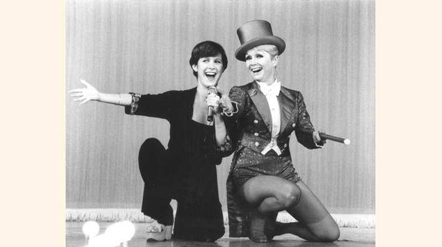 Madre e hija en el escenario ofreciendo un número cantado y bailado en 1974. Fisher tenía apenas 17 años en la foto. (Foto: REX).