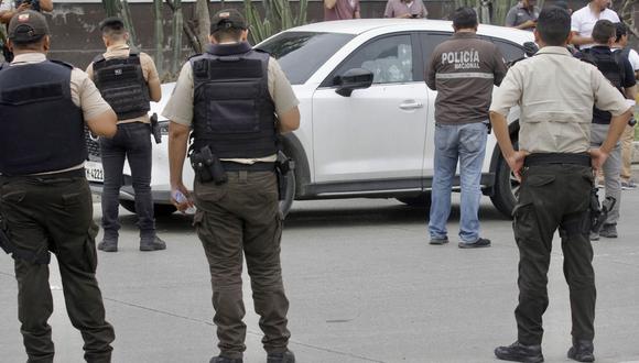 Members of the National Police inspect the car in which Prosecutor Cesar Suarez was at the moment he was shot dead in Guayaquil, Ecuador on January 17, 2024. A prosecutor charged with investigating the dramatic live-broadcast armed assault last week on an Ecuadoran television station was shot dead Wednesday, the country's attorney general said. "In the face of the murder of our colleague Cesar Suarez ... I am going to be emphatic: organized crime groups, criminals, terrorists will not stop our commitment to Ecuadoran society," said Attorney General Diana Salazar in a statement on X. (Photo by CHRISTIAN VINUEZA / AFP)