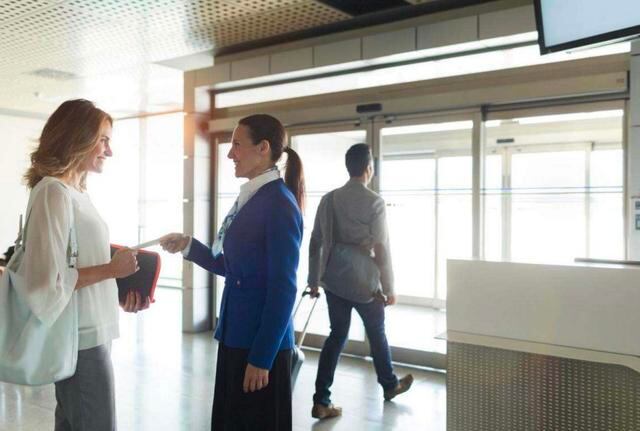 FOTO 8 | SÉ UN BUSCADOR DE ESTATUS. Si viajas con frecuencia y eres fiel a un programa de recompensas en particular, es fácil aprovechar los beneficios del estatus de élite, como el acceso wifi de cortesía (de lo contrario, pagarás alrededor de 10 a 20 dólares, dependiendo de la propiedad), acceso a salas de estar y mejoras gratuitas. Los muy deseados obsequios y privilegios especiales reservados, algunos programas atraen a quienes son leales con seducciones menos conocidas. Los miembros de Hilton Honors, por ejemplo, tienen garantizada la habitación de menor precio cuando usan la aplicación afiliada y tienen la oportunidad de recolectar 10 puntos por cada dólar gastado durante las estadías en las propiedades de Hilton. Mientras tanto, con los programas de viajero frecuente como el Plan de Millas de Alaska Airlines y Delta SkyMiles, puedes disfrutar de ventajas adicionales, como bolsas documentadas gratuitas y mejoras gratuitas en tus asientos. (Foto: Getty)