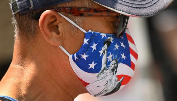 Un hombre usa una mascarillas en Los Ángeles, California. (Foto: Robyn Beck / AFP)