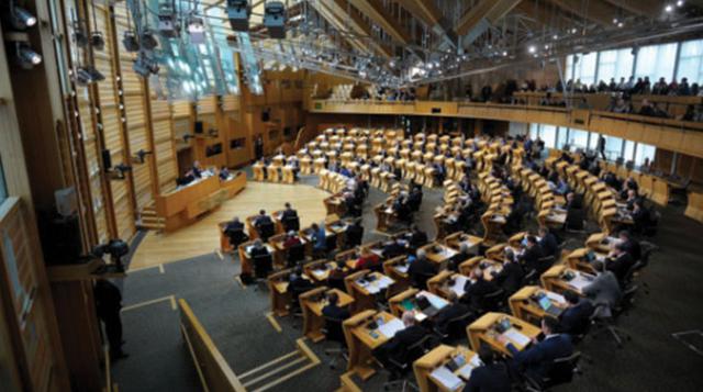 08 de septiembre de 2015. La Cámara de los Comunes autoriza la convocatoria del referendum.