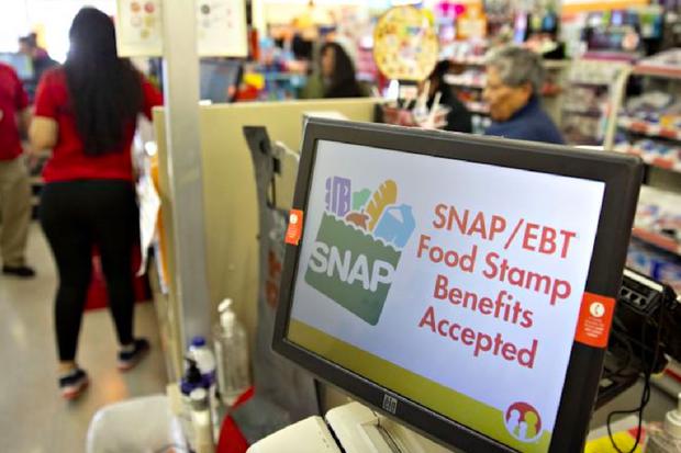 SNAP food stamps can be redeemed at authorized stores in the United States (Photo: Paul J. Richards / AFP)