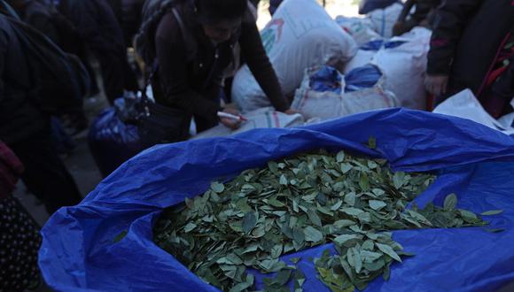 Cocaleros del llamado "mercado paralelo" de Arnold Alanes venden hoy hoja de coca en los alrededores de su mercado, que fue quemado en días anteriores, en La Paz (Bolivia).