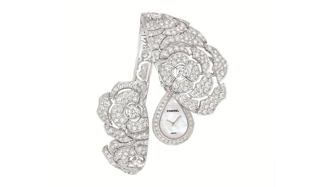 FOTO 5 | Los conjuntos de joya rinden  homenaje a los primeros días de su fundadora, quien revolucionó las siluetas y la moda de la moda femenina con su visión innovadora, a través de cintas y encaje, colores rosa y gris suaves. (Foto: Chanel)