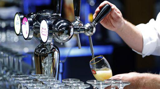 AB InBev quiere invertir todo el dinero que obtenga en reembolsar su enorme deuda, consecuencia en parte de la compra en el 2016 de su competidor británico SABMiller.