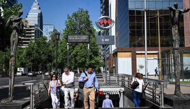 Santiago se pavonea de moderna y próspera de “Plaza Italia para arriba”, dicen los locales que dan por entendido que para “abajo” están los barrios sin verde de habitantes asfixiados. (Foto: AFP)