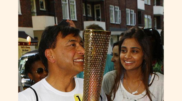 Vanisha Mittal y Amit Bhatia: aparentes desconocidos, el padre de ella (en la fotografía junto a su hija) es un magnate indio que no dejó pasar la oportunidad de darle este regalo a su pequeña: un enlace de 46 millones de euros. Mil invitados y una ceremo