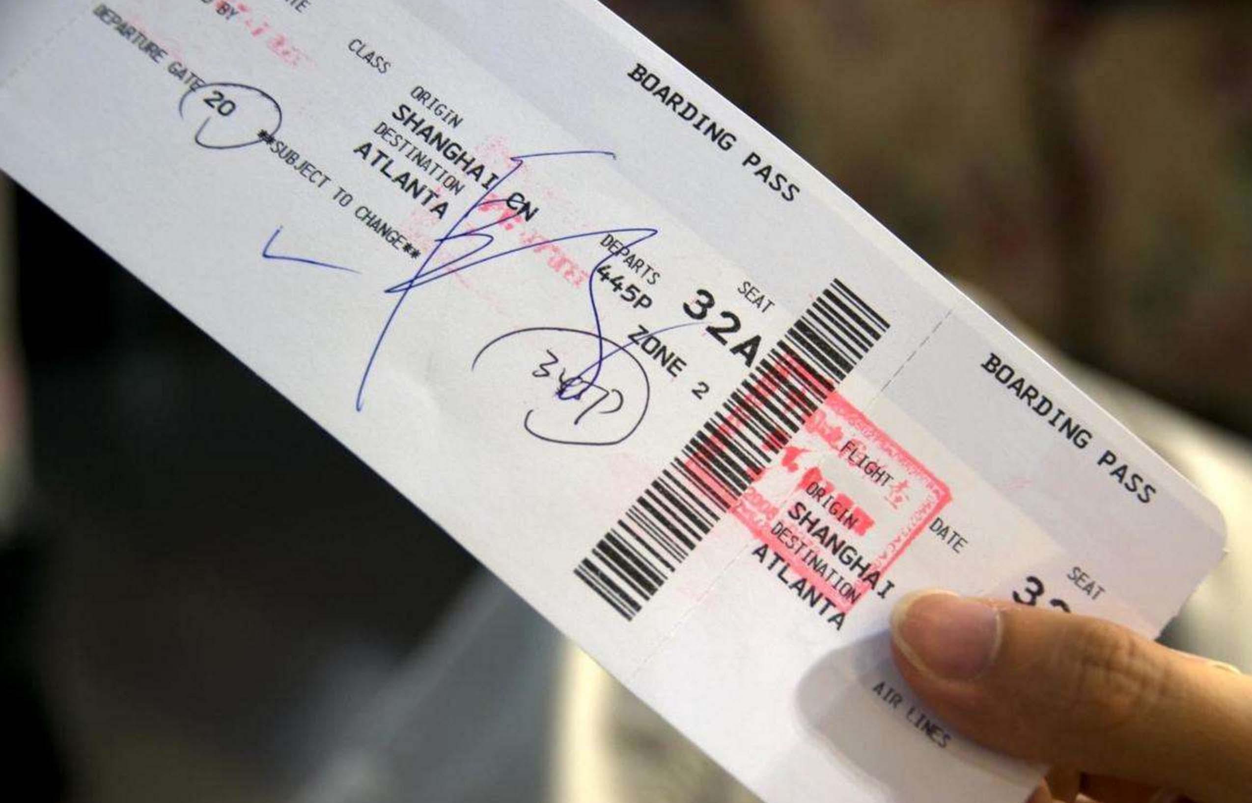 FOTO 23 | TEN CUIDADO CON LAS TARIFAS AÉREAS DE BAJO COSTO. "Las aerolíneas de bajo costo publicarán tarifas baratas pero consideran que el equipaje (incluso las bolsas de mano) a menudo son algo adicional, así como las asignaciones de asientos y los refrigerios que ofrecen a bordo", dice Sampson. Y aunque los tres principales operadores, Delta, Estados Unidos y United, han presentado opciones de tarifas simples que ofrecen tarifas con grandes descuentos con servicios mínimos, como en las asignaciones de asientos o modificaciones de boletos, es importante considerar si estas tarifas son adecuadas para tus necesidades. Con boletos de Basic Economy de Delta y United, los viajeros pueden comprar extras como alimentos a bordo o revisar sus maletas, pero estarán sujetos a una tarifa adicional. "En pocas palabras: si el precio parece demasiado bueno para ser cierto, verifica lo que no está incluido", dice Sampson. (Foto: Getty)