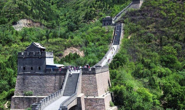 LA GRAN MURALLA CHINA. Actualmente solo se conserva el 30% de la muralla original y se calcula que toda la construcción tiene 7 mil km de largo. Aunque la construcción cambia mucho de acuerdo con la zona donde esté, el promedio del muro es de 6 metros de 