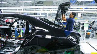 ¿Por qué Mercedes pone freno a los robots en la línea de producción?