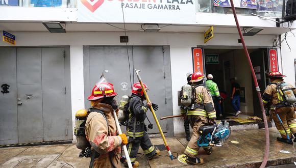 Varias personas ya han sido rescatadas del incendio en la galería de Gamarra. No obstante, los bomberos están subiendo piso por piso para verificar que no hay comerciantes o trabajadores atrapados.
