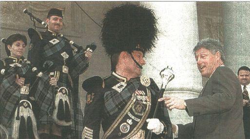 El presidente Bill Clinton hace una broma a un integrante de la banda de músicos en el edificio del Capitolio en Washington. (foto AFP)