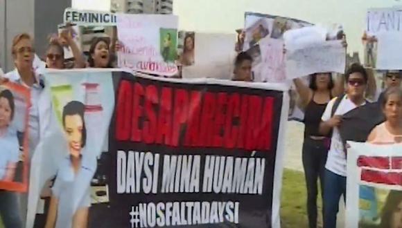 Familiares y amigos de Daysi Lizeth Mina Huamán protestaron frente al Palacio de Justicia. (Foto: Captura/Canal N)