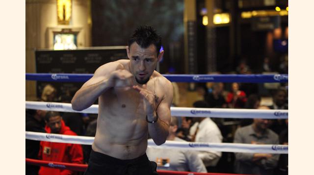 Robert Guerrero: Otro rival de peso que tuvo Floyd Mayweather fue el estadounidense Robert Guerrero. El combate fue el 4 de mayo del 2013, en la Grand Garden Arena, de Las Vegas. ‘Pretty Boy’ se llevó la victoria por decisión de los jueces y ganó US$ 50 m