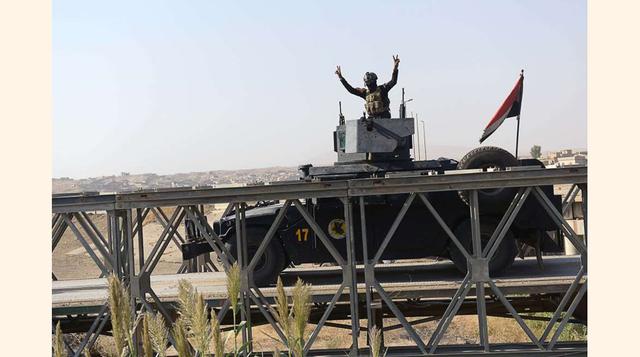 Un convoy de soldados de las fuerzas especiales iraquíes se dirigen al frente de Qaraqosh en la batalla por liberar Mosul. (foto:msn).