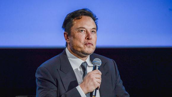 El CEO de Tesla, Elon Musk, mira hacia arriba mientras se dirige a los invitados en la reunión Offshore Northern Seas 2022 (ONS) en Stavanger, Noruega, el 29 de agosto de 2022. (Foto de Carina Johansen / NTB / AFP)