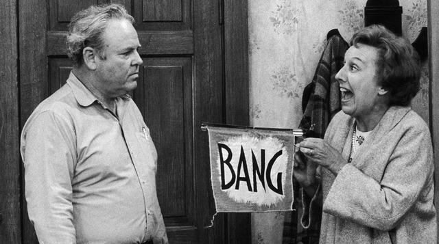 09. All in the Family (1971-79). El impacto de esta sitcom americana fue enorme. De tan solo imaginar un programa en los años 70 que trate, sin reparos, temas duros como el racismo, homosexualidad, aborto, religión o la liberación de las mujeres, se refle