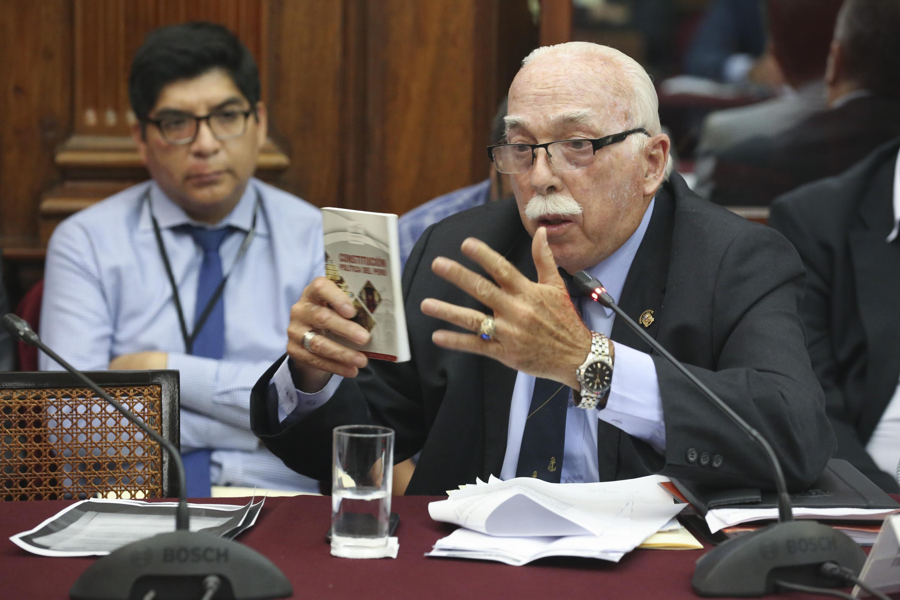 El vocero de Fuerza Popular, Carlos Tubino, consideró que el alza en la popularidad de Vizcarra se debe a que "pecha" al Congreso. (Foto:  Congreso)
