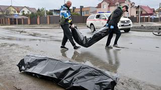 En Bucha, “rusos crueles” dispararon “a un hombre que iba al supermercado”