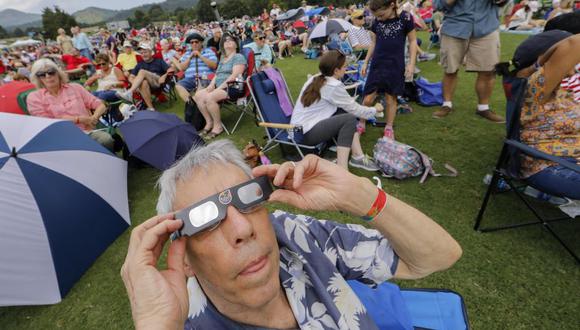 Seis recomendaciones para no sufrir daños severos a la vista al ver el eclipse solar total. (Foto:EFE)