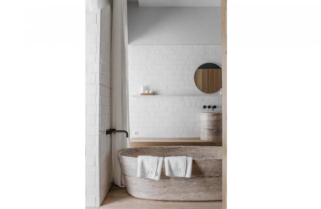 FOTO 17 | Santa Clara 1728, Portugal
La clave está en el nombre: 1728, el año de construcción de este edificio del barrio de Alfama que João Rodrigues convirtió en su hogar y en el lugar donde recibir a viajeros. 2018 es la otra fecha, la de su apertura, después de una remodelación integral que ha intentado, por encima de todo, no perder ni un ápice de la esencia original y hacerlo con los mismos materiales. El resto depende de uno, pero con esta ubicación y una ciudad como Lisboa todo es más fácil. LO + HOT Aquí encontrarás sillas de Hansen, lámparas de Davide Groppi y sofás de Living Divanni.