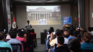 Tres peruanos egresados del MIT crean plataforma digital para democratizar la educación con IA