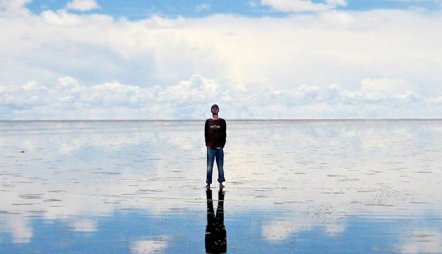 FOTO 1 | A solo unos kilómetros del Salar de Uyuni (el salar más grande del mundo), se puede encontrar una misteriosa entrada a principios del siglo XX. El Salar de Uyuni es una popular atracción turística porque la sal se vuelve reflectante cuando está mojada; es conocido como el espejo más grande del mundo. (Foto: Wikimedia Commons)