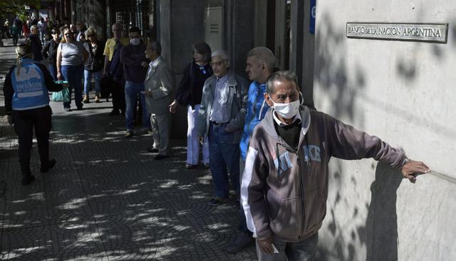 Los pensionistas hacen cola frente a un banco durante el brote del coronavirus (COVID-19) en Buenos Aires. ( JUAN MABROMATA / AFP).