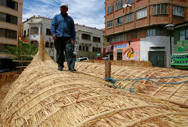 El Viracocha III tiene el típico color amarillento del junco andino. Hay 18 metros de distancia desde la proa hasta la popa y tiene una altura de 2.10 metros. Tendrá tres mástiles de entre 12 y 18 metros y pequeñas habitaciones para dormir. (Foto: Reuters