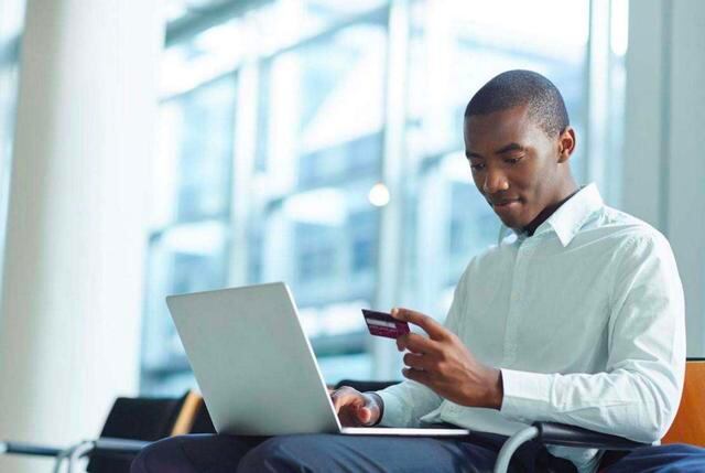 FOTO 32 |LLEVA LA TARJETA CORRECTA. Si eres es un viajero internacional frecuente, vale la pena invertir en una tarjeta de crédito que no tenga cargos por cambios de moneda(de lo contrario, pagarás un cargo del 1 al 3 por ciento en transacciones realizadas en el extranjero). También es un beneficio invertir en una tarjeta de crédito de línea aérea para evitar tasas de viaje que son exorbitantes. "Obtén una tarjeta de crédito de la aerolínea para evitar pagar la tarifa de las maletas que registras en algunas aerolíneas", dice Dubash. Si bien elegir la tarjeta correcta depende de tus hábitos, objetivos y patrones de viaje, la tarjeta Preferente de Chase Sapphire y la de Reservaciones de Chase Sapphire son ideales para quienes "viajan y quieren ahorrar dinero en viajes y ganar puntos que pueden transferirse a hoteles y aerolíneas." Aún mejor, algunas tarjetas de crédito de marca ofrecen beneficios automáticos, como bonificaciones por puntos, acceso prioritario de abordaje y seguro de accidentes de viaje. (Foto: Getty)