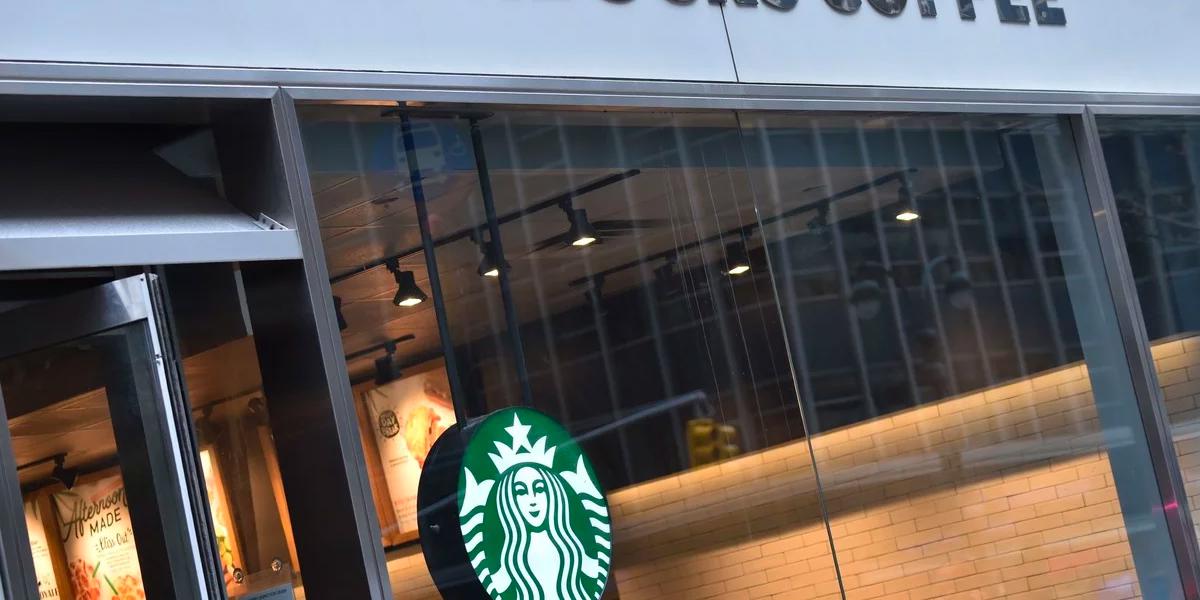 Starbucks cerró aproximadamente la mitad de sus cerca de 8,900 establecimientos operados por la compañía en EE.UU. en marzo y planea a abrir la mayor cantidad posible con operaciones modificadas a partir del 4 de mayo. (Foto: AFP)