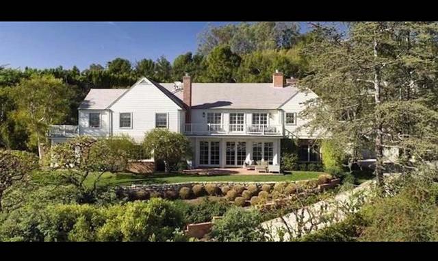 FOTO 19 | En mayo del 2016, la pareja compró una casa de 7.164 pies cuadrados [665 m²] que había sido propiedad de Harrison Ford por $12 millones (€11.3 millones).