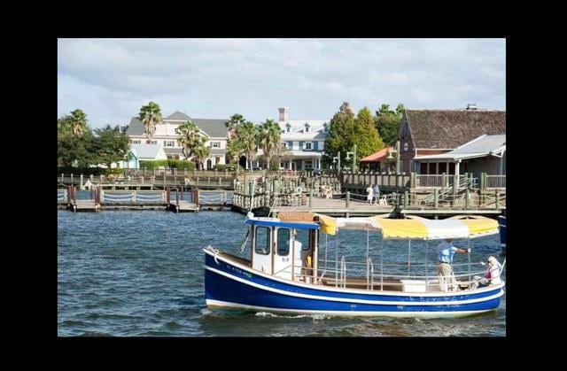 FOTO 15 | 15- The Villages es un pueblo situado en Florida que tiene la particularidad de ser un oasis para los ancianos. Sus reglas son estrictas: si tienes menos de 19 años, no puedes vivir en el pueblo. Como curiosidad, The Villages es actualmente el área metropolitana que más expansión poblacional tiene de todos los Estados Unidos.