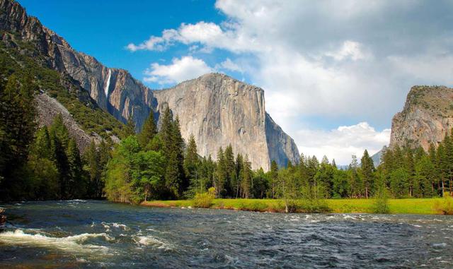 EL CAPITÁN, CALIFORNIA. La majestuosa roca de granito se eleva unos 900 metros sobre el Parque Nacional Yosemite. Para llegar a la cima, se puede recorrer sus muchos caminos o se puede escalar El Capitán es muy popular entre escaladores y amantes del salt