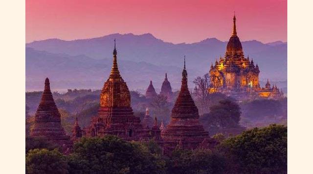 Los Templos de Bagan en Birmania. Un sitio arqueológico increíble que acoge 2724 templos y pagodas, distribuidas sobre más de 42 km2 en el centro de Birmania, en los bordes del mítico río Irrawaddy. Es la concentración de monumentos budistas más grande de
