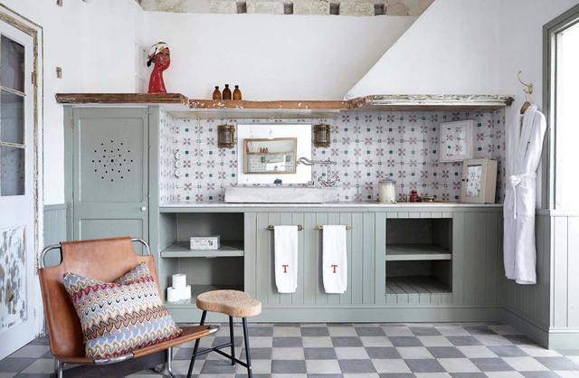 FOTO 4 | Casa Telmo, Menorca
¿Un hotel de interior en Mahón? Claro, por qué no. Y con razones de sobra para que no quieras salir de él. Cinco habitaciones en un histórico edificio de la ciudad que, con el sello de Quintana Partners, cuentan la historia de un aventurero que recala en Menorca y recuerda en cada estancia los lugares que ha conocido. África, Italia, Gran Bretaña... un viaje sensorial con detalles en todos los rincones para que revientes la cámara de fotos. LO + HOT es que Netflix es gratuito, amenities de La Chinata y altavoces de Marshall. Lo dicho, para no salir.