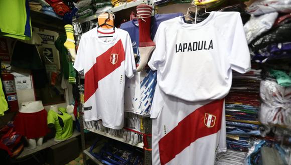 Las camisetas de Paolo Guerrero y Gianluca Lapadula vienen siendo las más demandadas. (Foto: GEC)