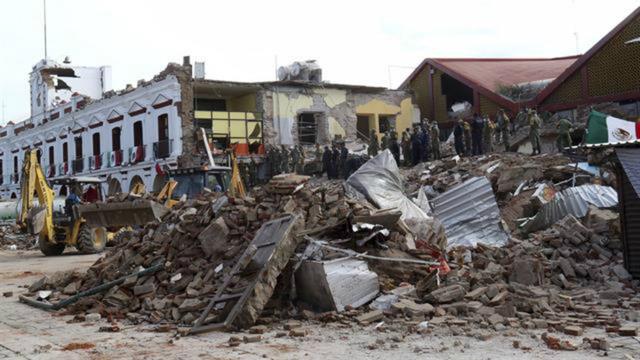 FOTO 4 |  30 de septiembre de 1999: Un temblor de magnitud 7,5 mata al menos a 20 personas en el estado sureño de Oaxaca.