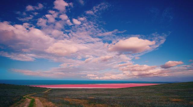 El Lago Hillier de Australia mantiene su vibrante color rosa durante todo el año, incluso cuando se llena de gente. La razón por la que tiene ese tono sigue siendo un misterio, aunque algunos dicen que podría ser el resultado de su alto contenido de sal c