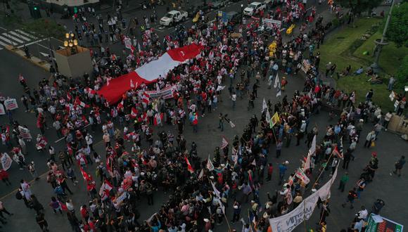 Manifestantes en contra del gobierno del Pedro Castillo en la plaza San Martin. (Foto: Julio Reaño/@photo.gec)